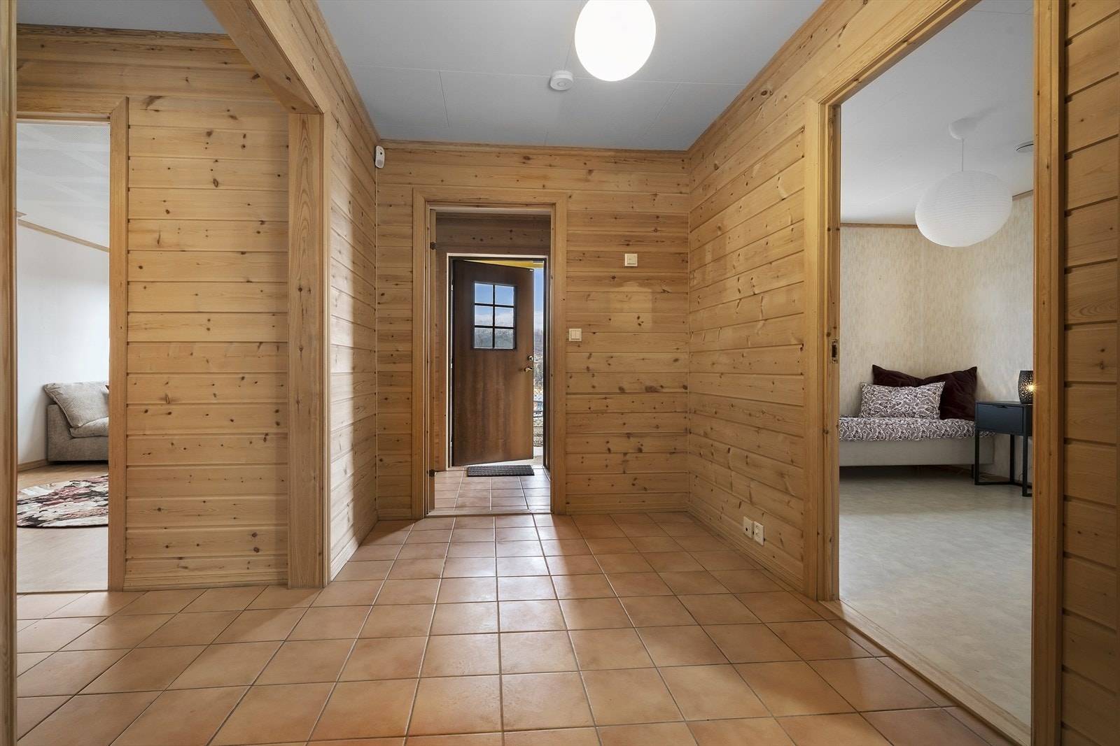 Vindfang og hall med flislagt golv med varmekablar Galleribilde