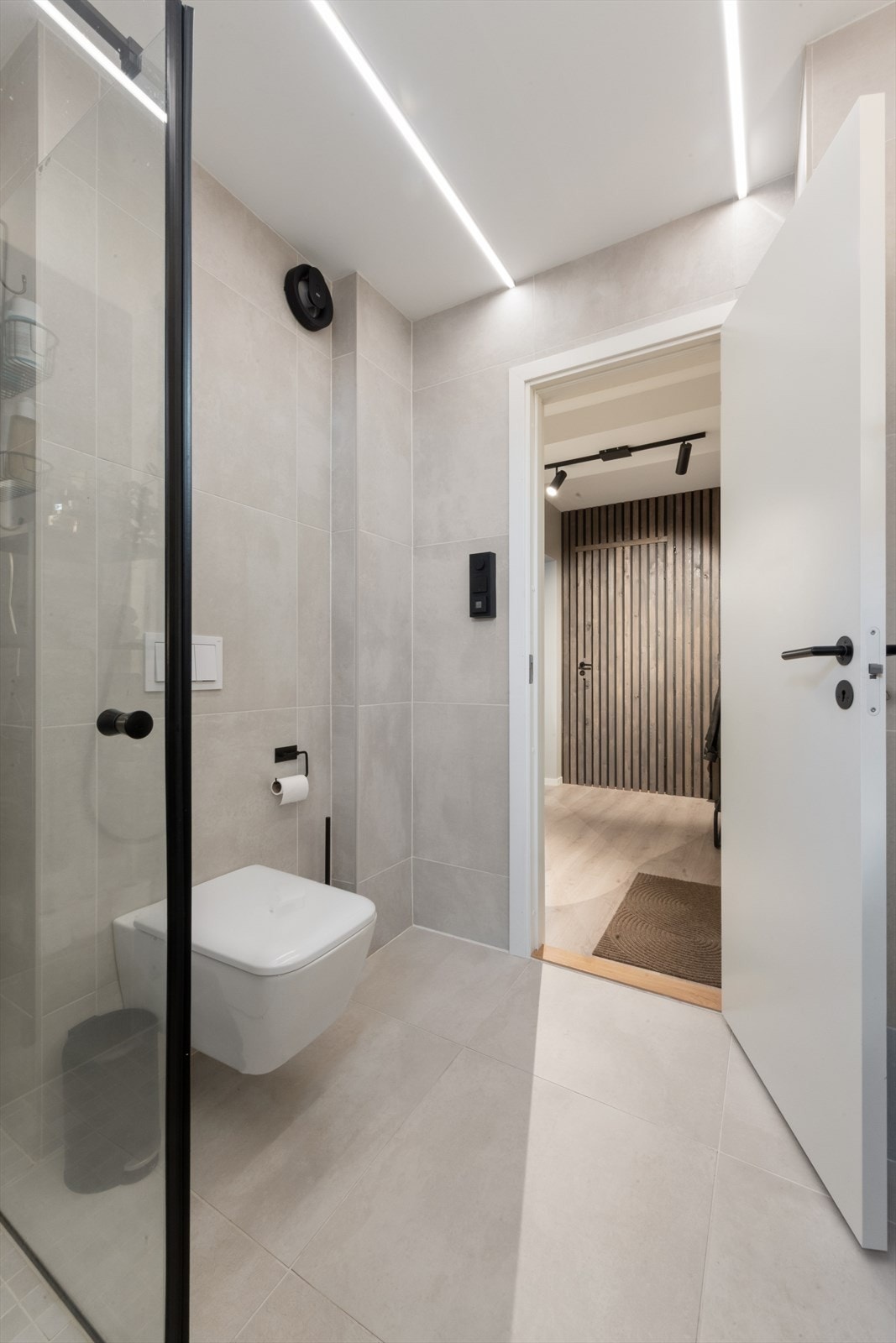 Badet er utstyrt med flott moderne innredning Galleribilde