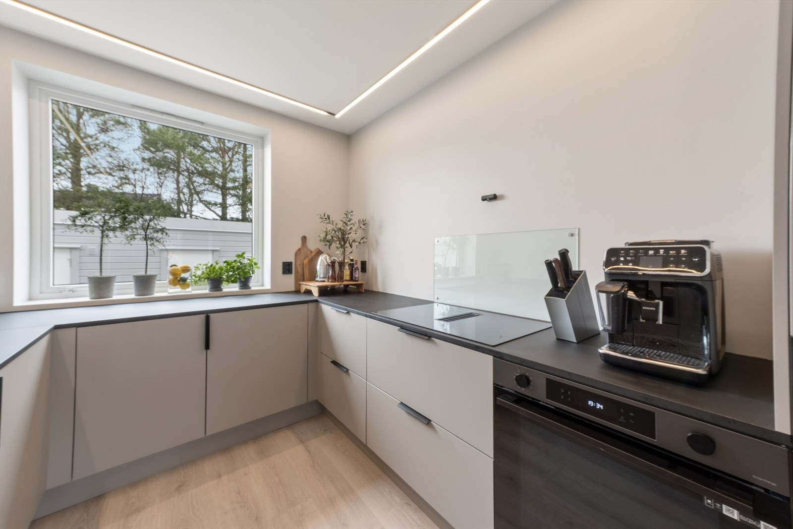 Kjøkkenet byr på godt med plass i både benker og skap. Galleribilde