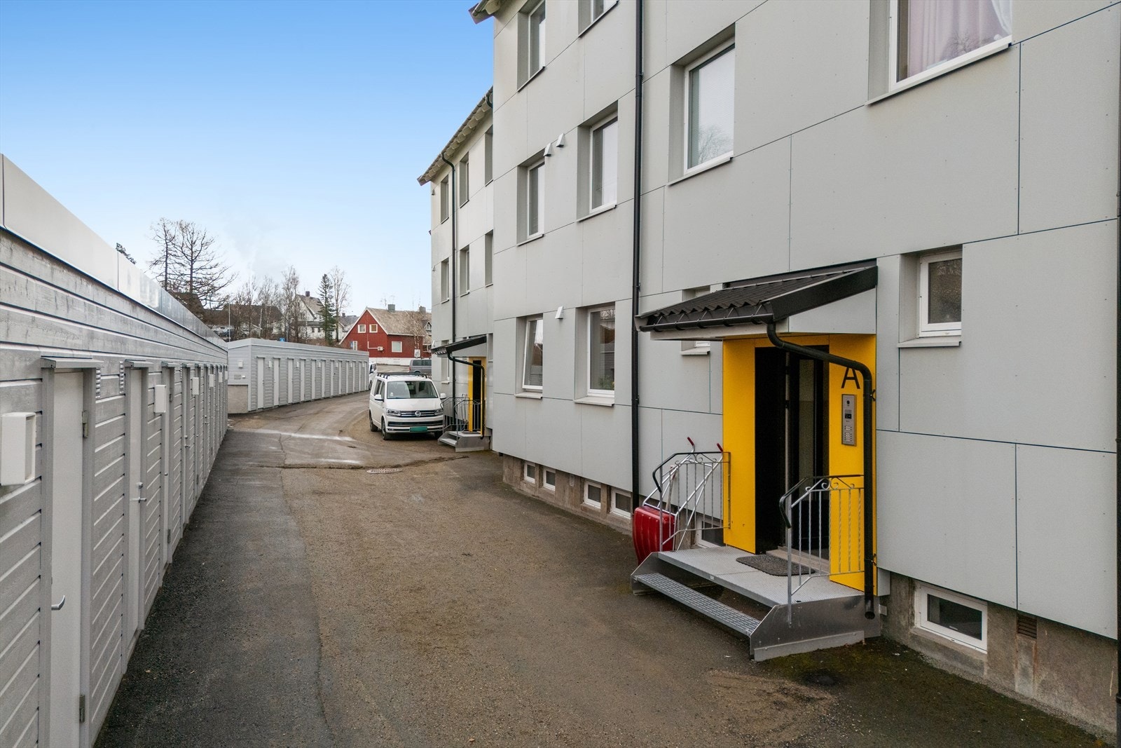 Utenfor inngangspartiet har man en utvendig sportsbod, man har også to boder i kjeller og en på loft! Galleribilde