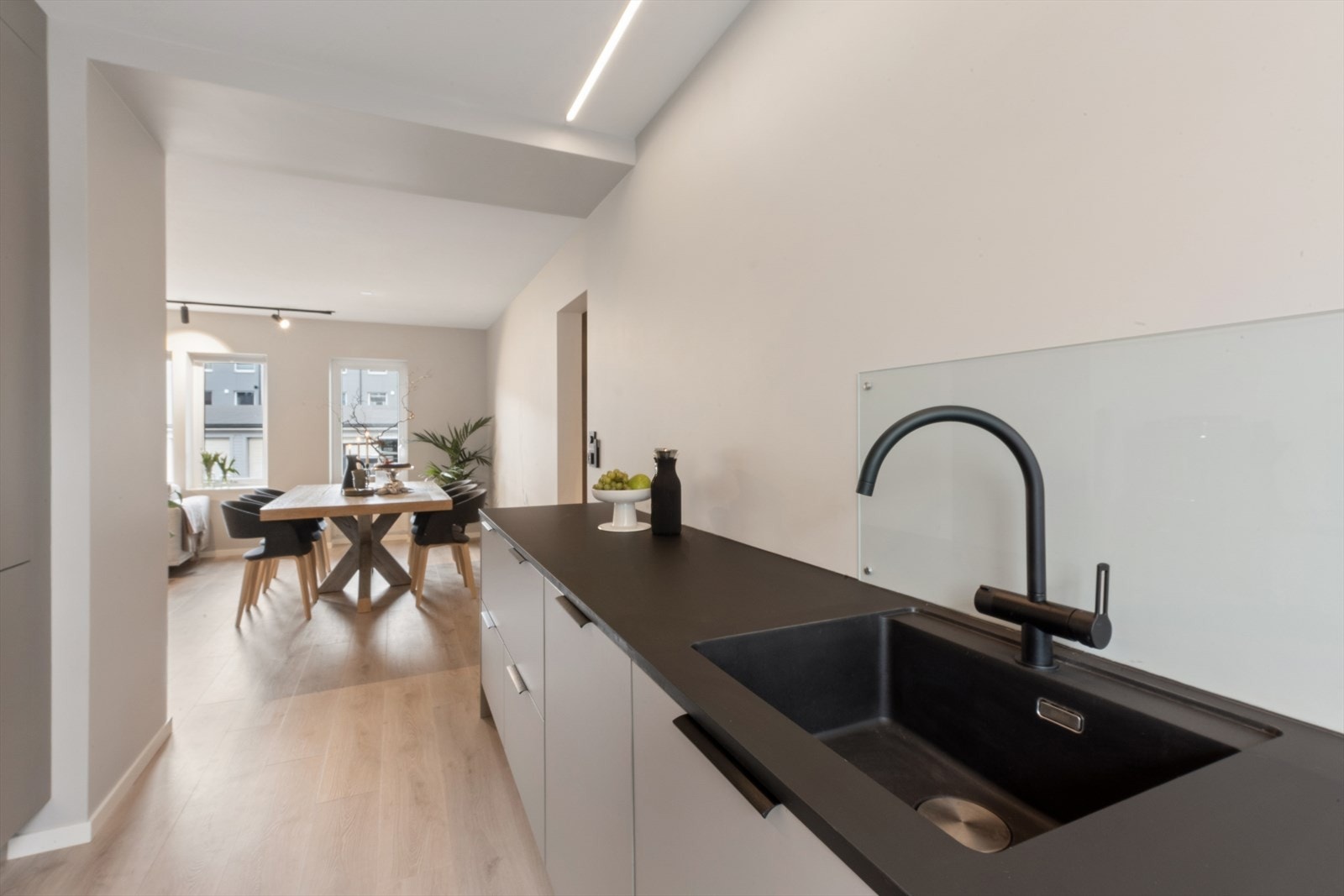 Fra kjøkkenet kan man enkelt underholde gjester mens man klargjør festmåltidet. Galleribilde