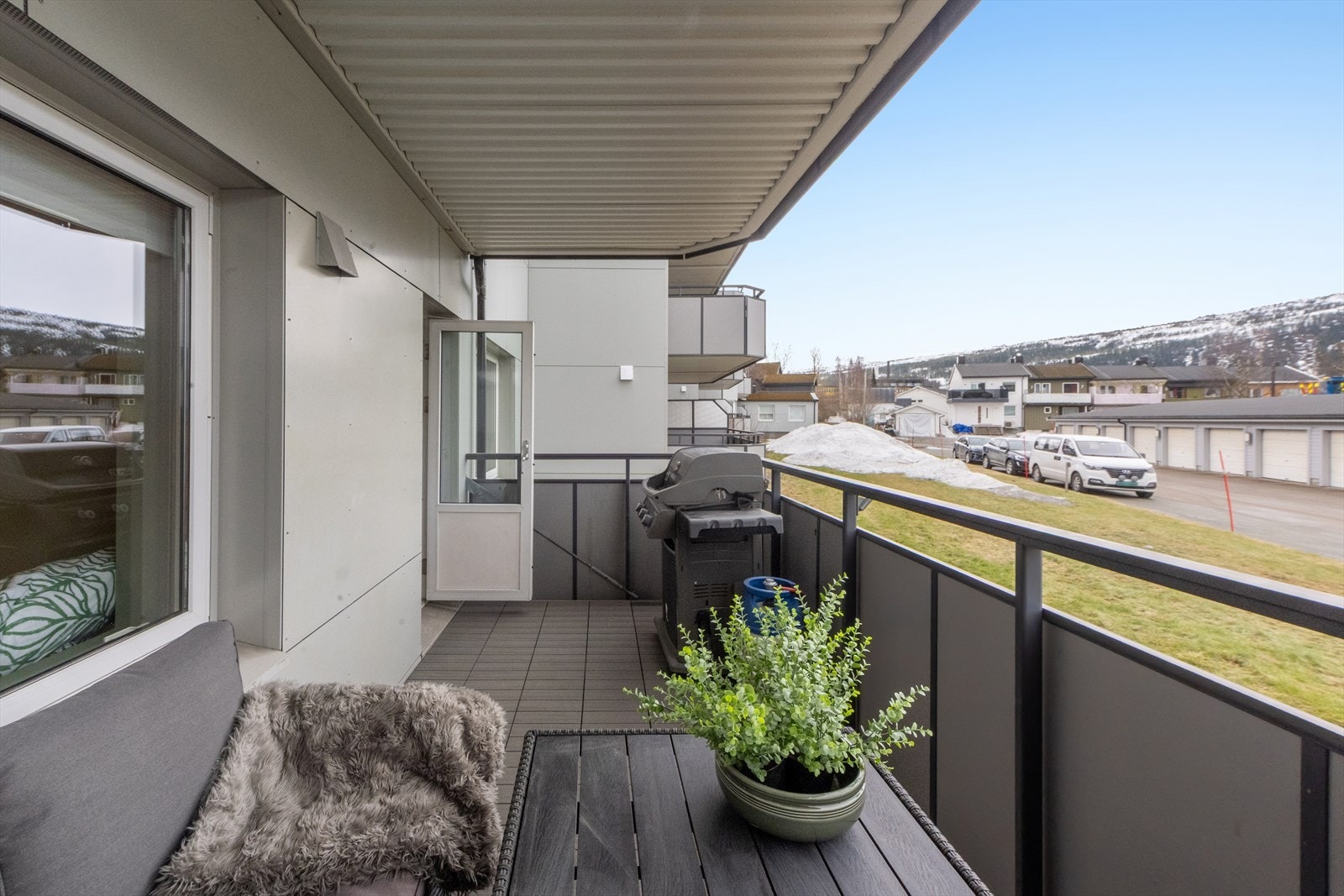 Balkongen er på ca 10 m². Galleribilde