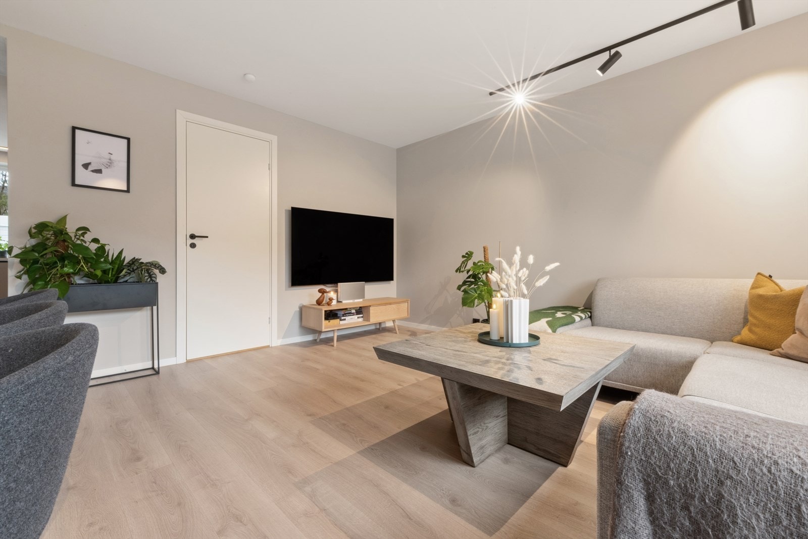 Veggene er malt i moderne fargetoner som skaper en behagelig stemning. Galleribilde