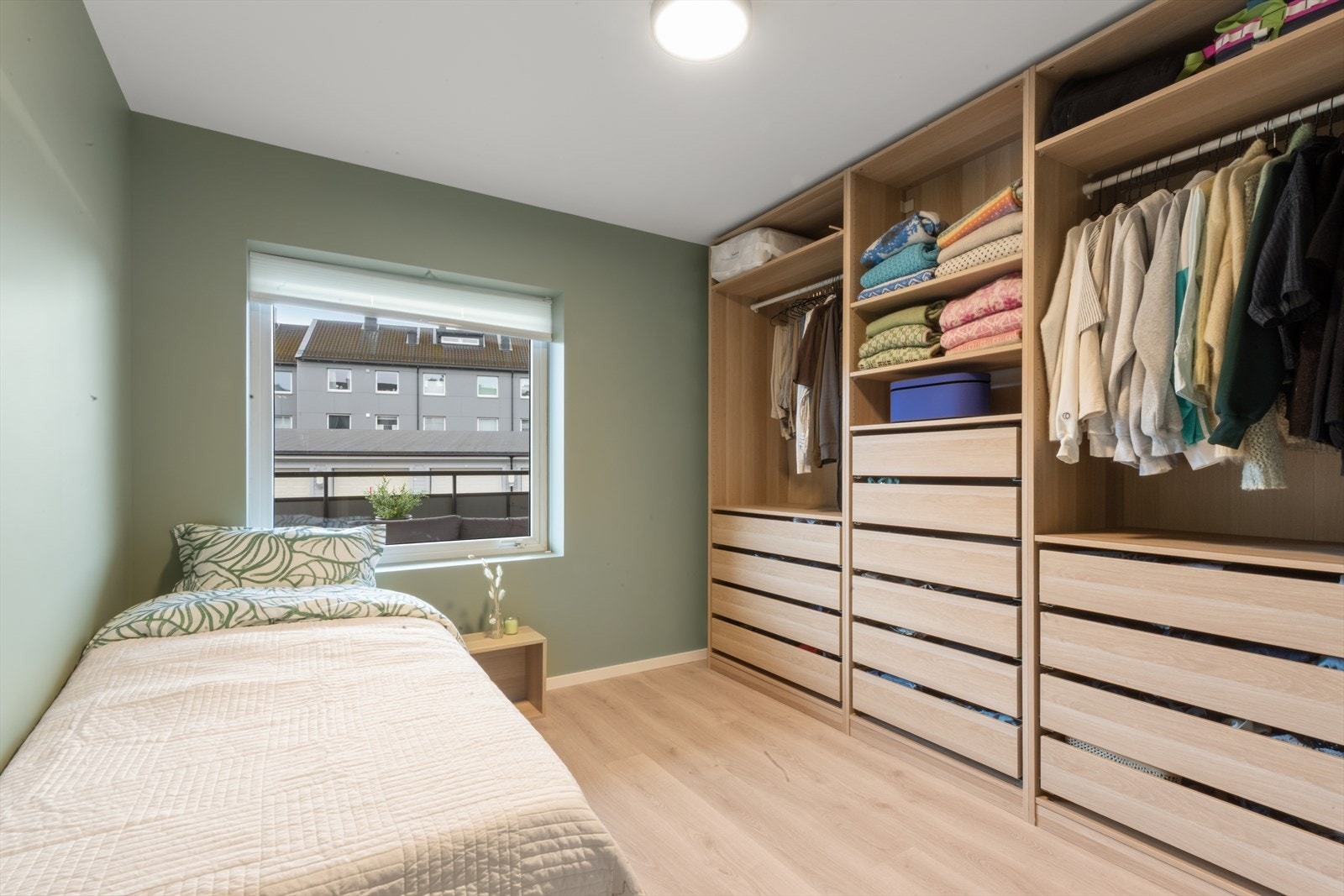 Gjestesoverom som også kan benyttes som garderoberom. Galleribilde