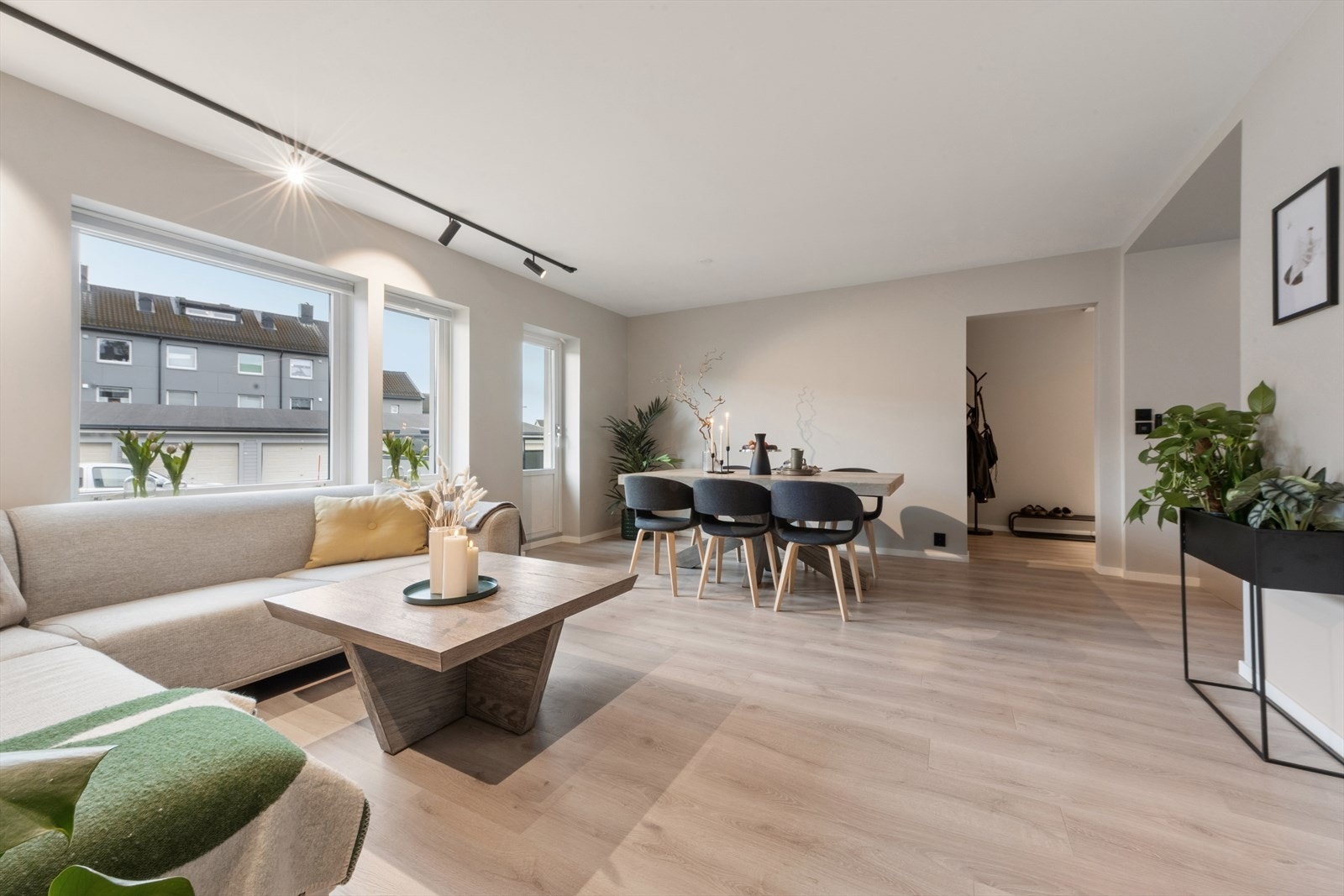 Leiligheten ligger praktisk til i første etasje. Det er varme i gulvet på stuen, kjøkkenet og i gang! Galleribilde