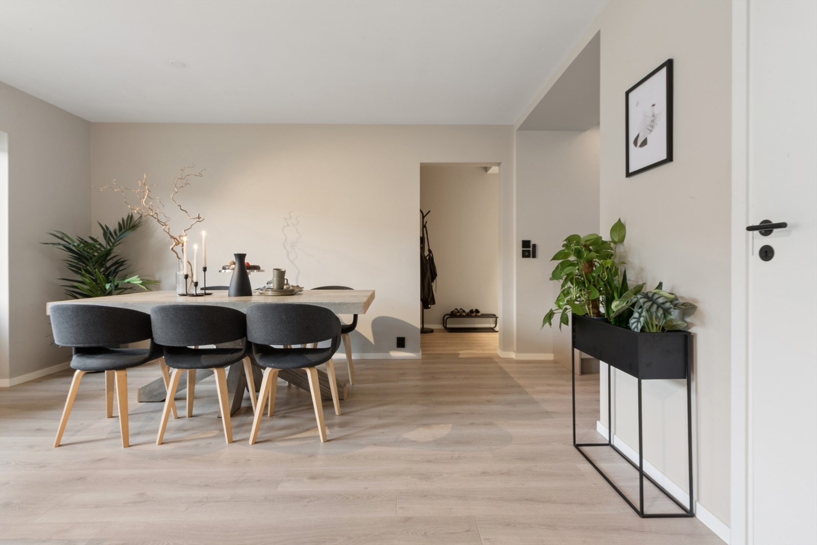 Stuen er av god størrelse og kan lett møbleres på ulikt vis. Galleribilde