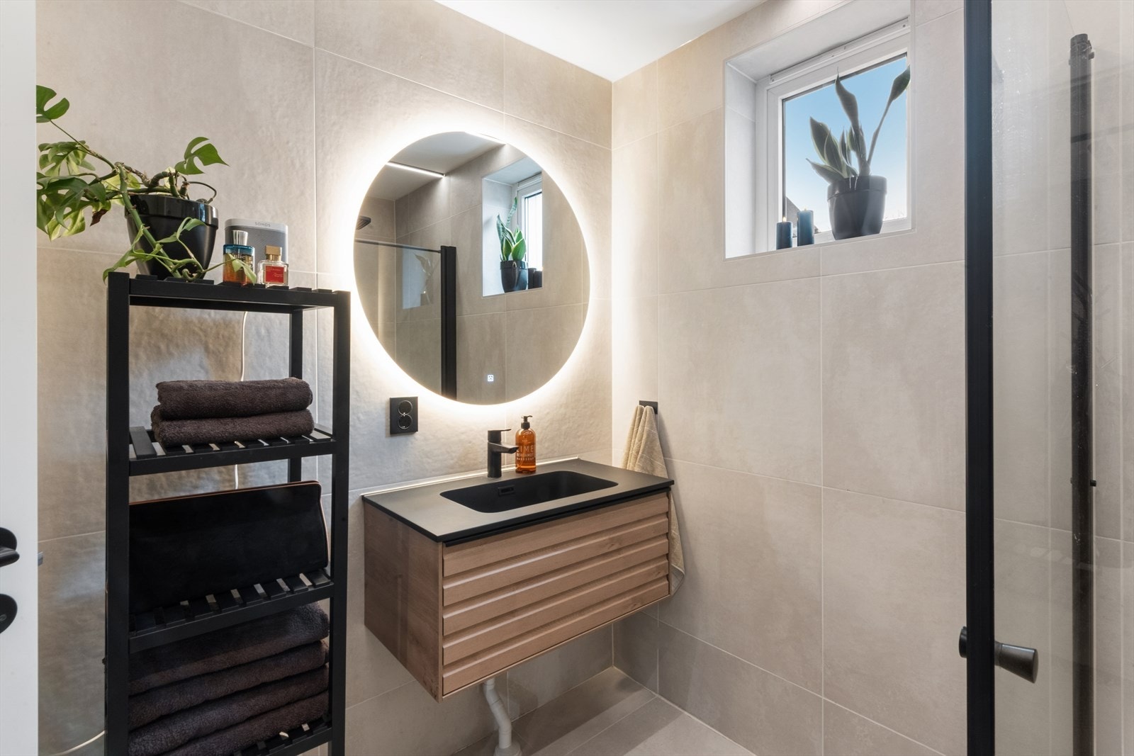 Badet har fliser på gulv og vegger, det er også varme i gulvet. Galleribilde