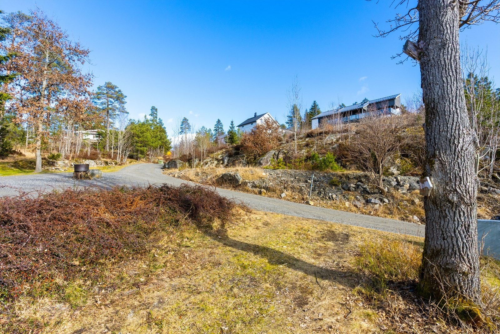 Privat parkering med plass til to biler i umiddelbar nærhet til eiendommen. Galleribilde