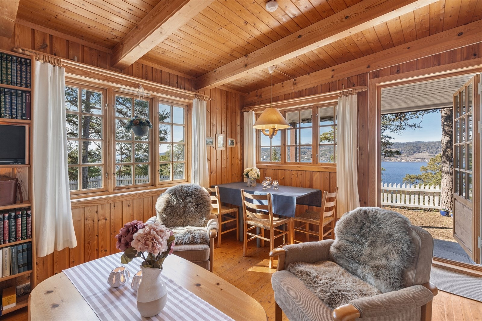 Store vindusflater slipper inn rikelig med naturlig lys og skaper en lys og luftig romfølelse. Galleribilde