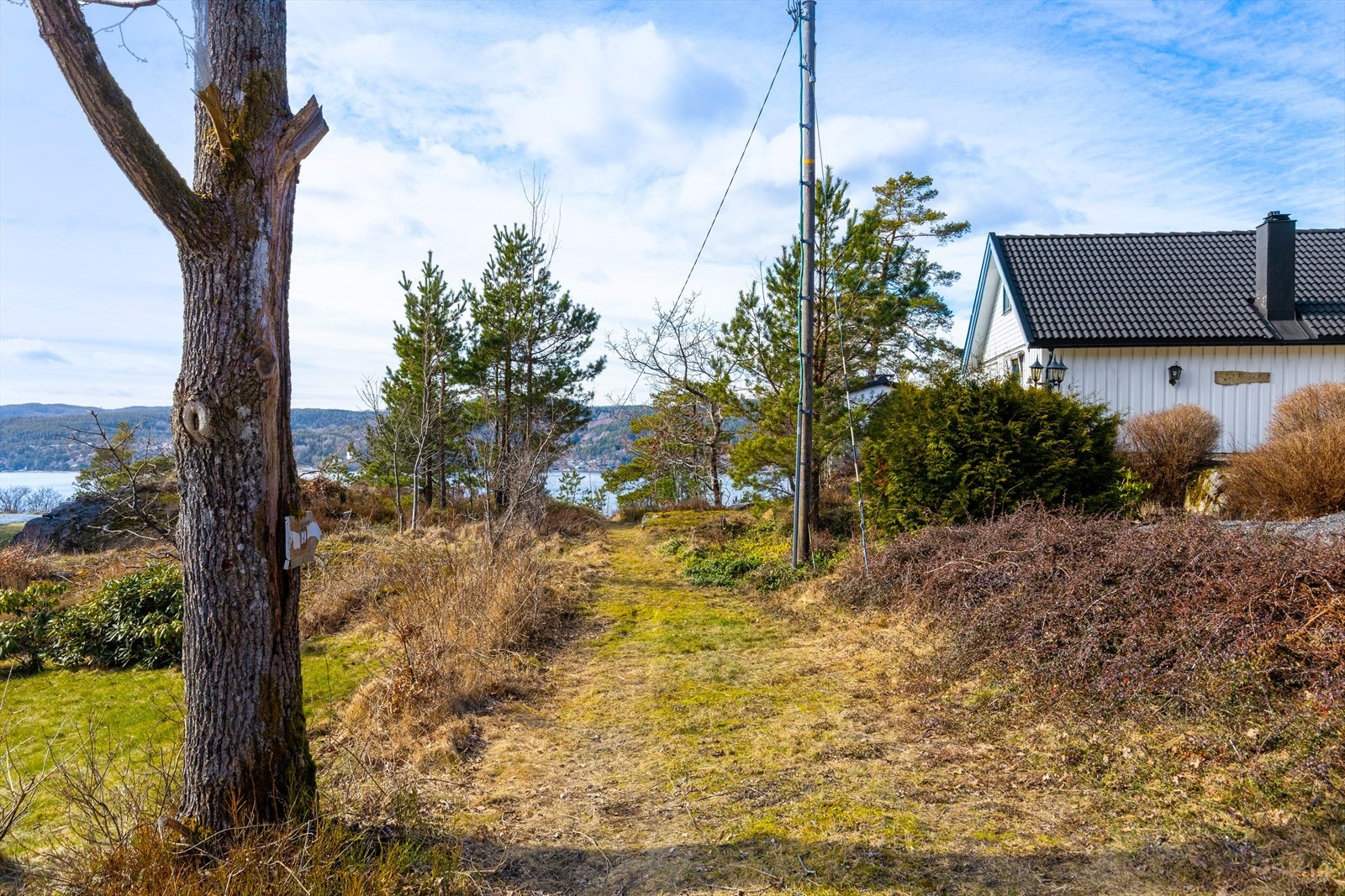 Stien som leder ned til eiendommen. Galleribilde