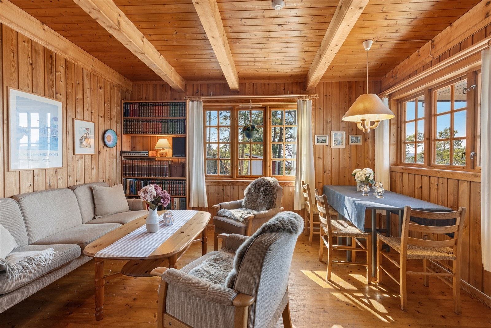 Stuen er romslig og innbyr til flere soner, og her finner du en hyggelig peisovn. Galleribilde