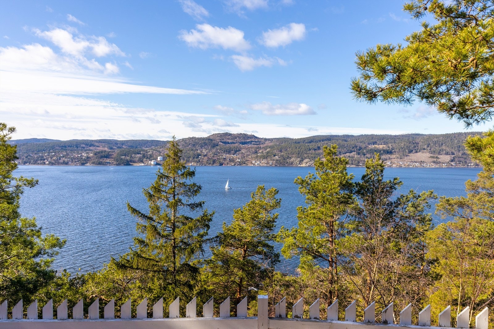 Eiendommen byr på fantastisk utsikt over fjorden. Galleribilde