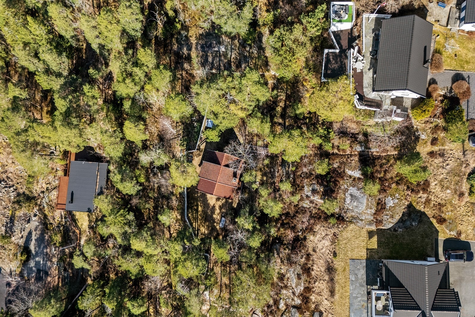 Tomten fremstår som lettstelt med naturlig vegetasjon, bergformasjoner og åpne flater som gir en fin blanding av vill natur og brukervennlige uteområder. Galleribilde
