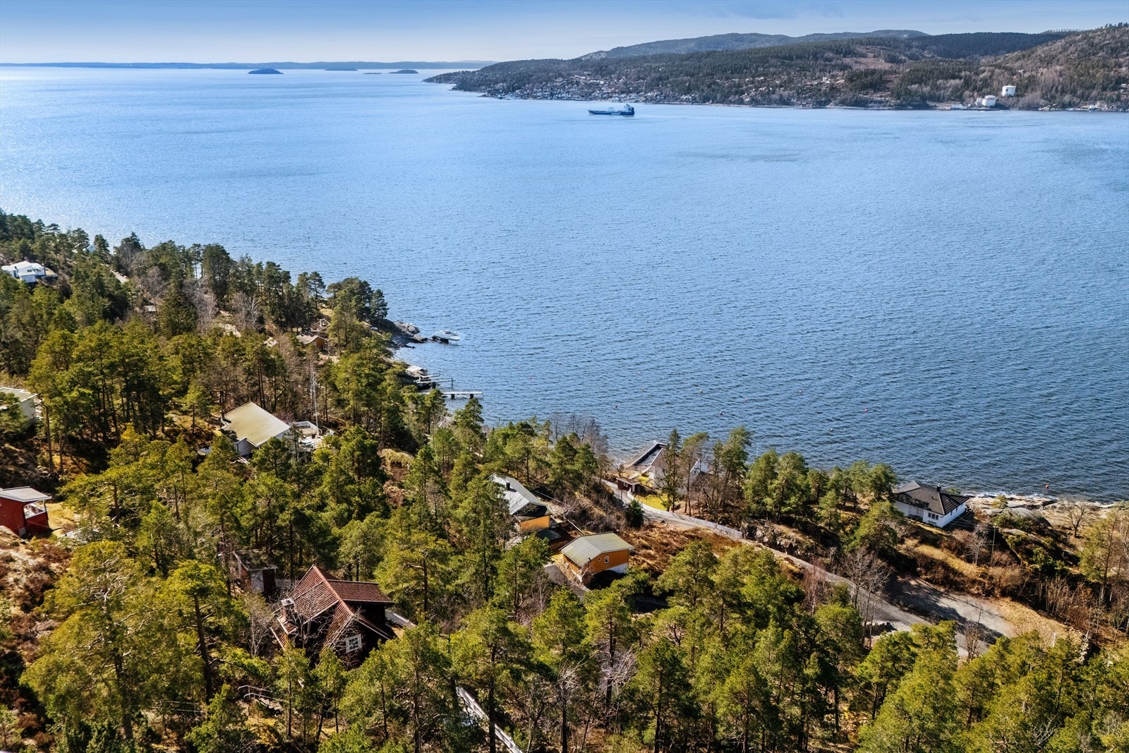 Området byr på en skjermet atmosfære med nydelig utsikt, svært gode solforhold gjennom hele dagen og kort avstand til sjøen. Galleribilde