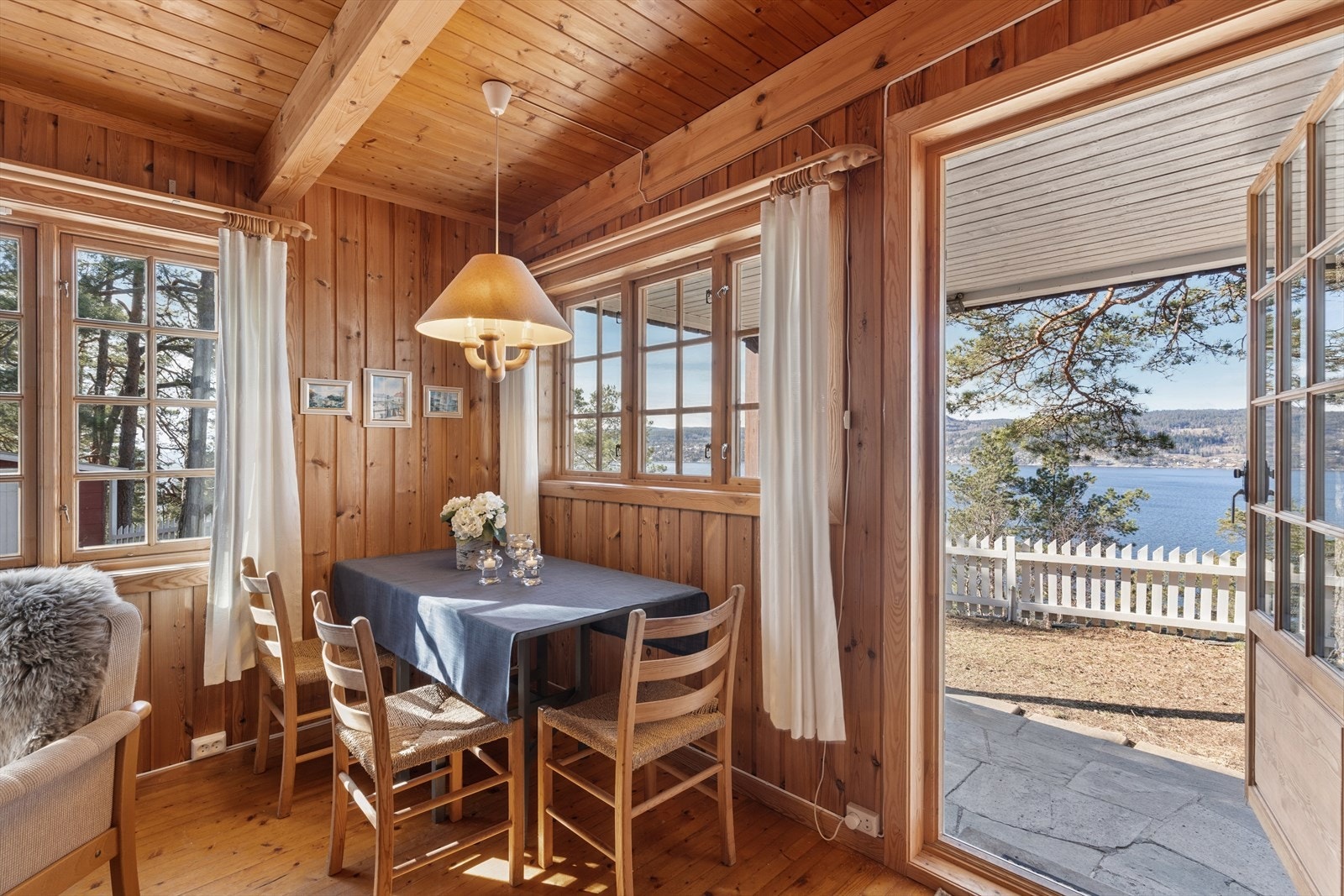 Fra stuen er det utgang til en overbygget terrasse på ca. 6 kvm som byr på nydelig utsikt og svært gode solforhold. Galleribilde