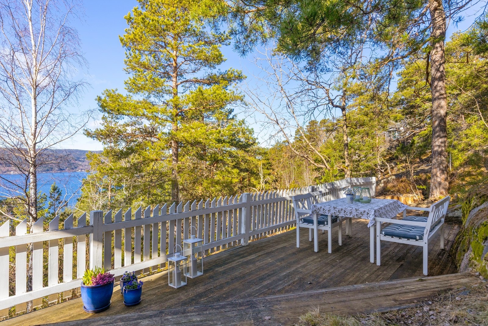 Her kan her kan du nyte fredelige omgivelser, med solen som følger eiendommen store deler av dagen. Terrassen er 17 kvm. Galleribilde