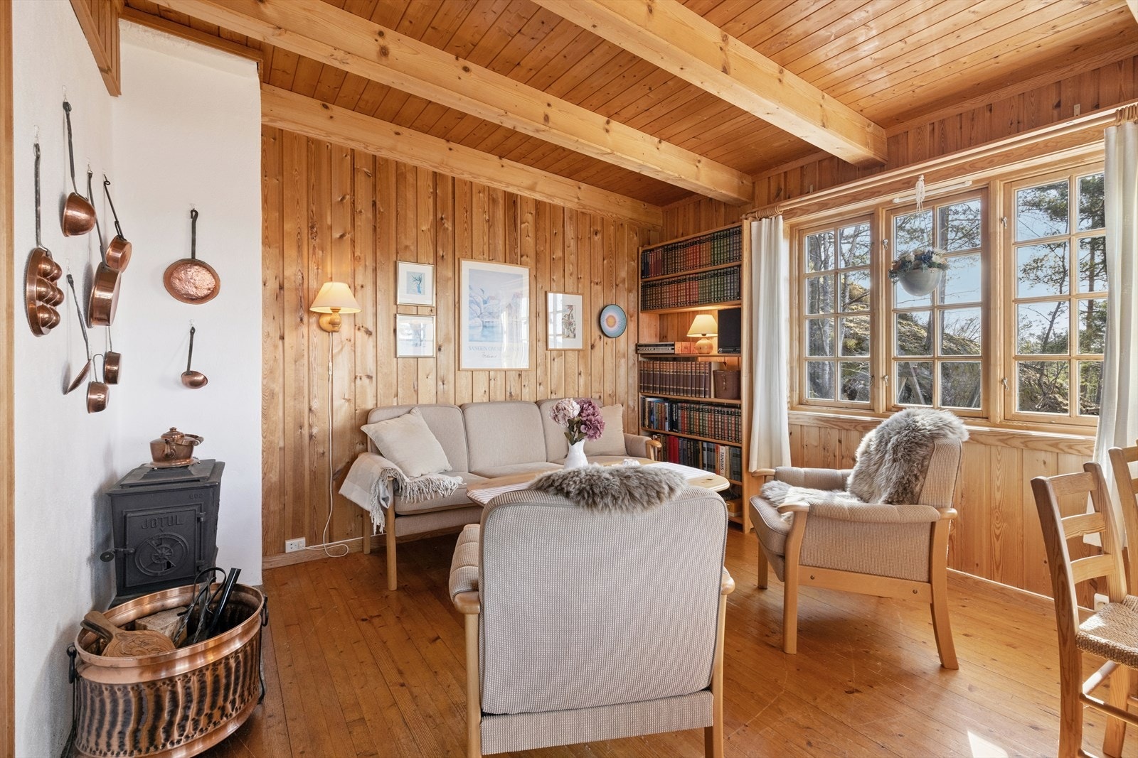 Vinduene slipper inn rikelig med naturlig lys. Galleribilde