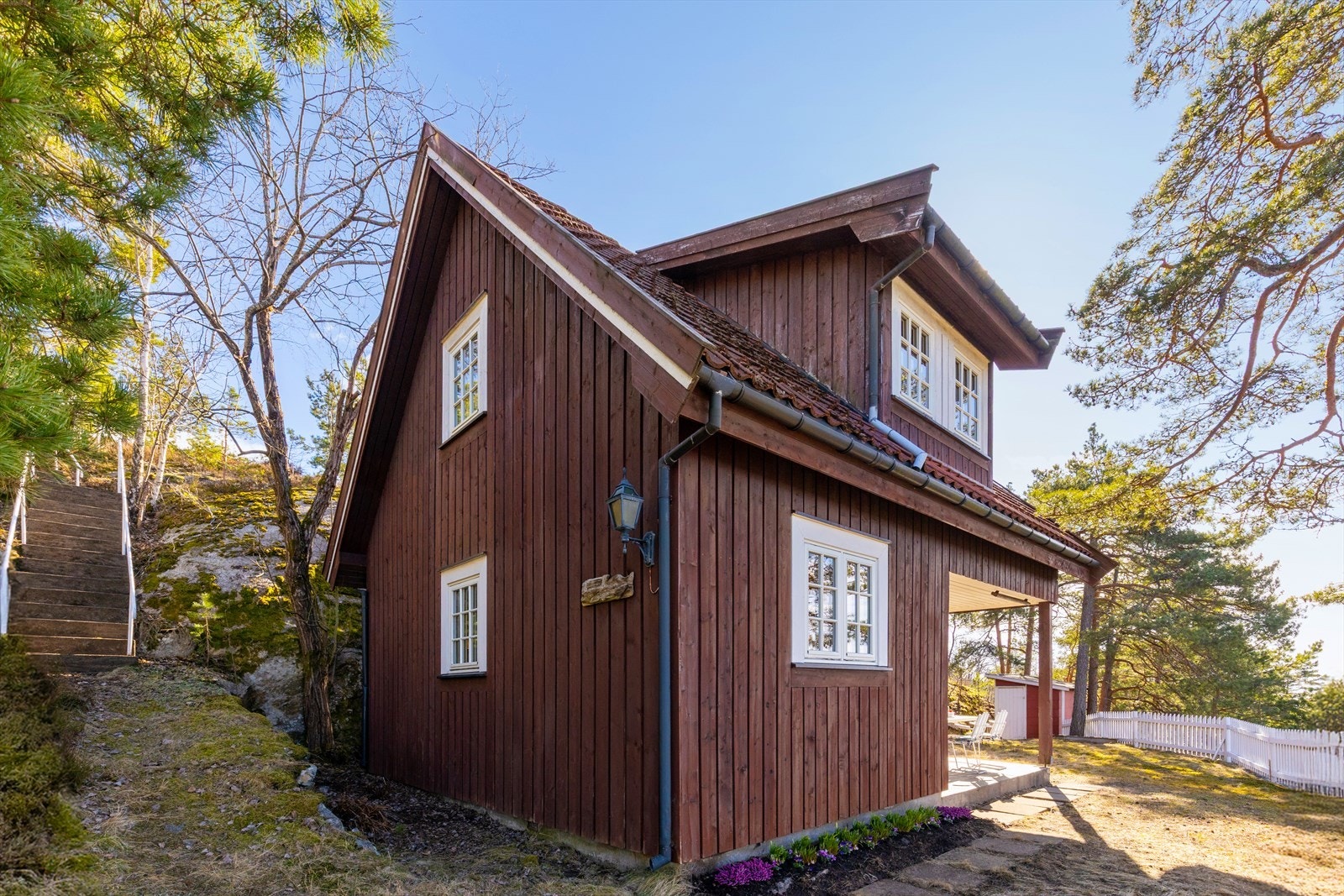 Nedre Sagastubben 19 er en sjarmerende fritidseiendom beliggende i idylliske Hvitsten i Vestby. Galleribilde