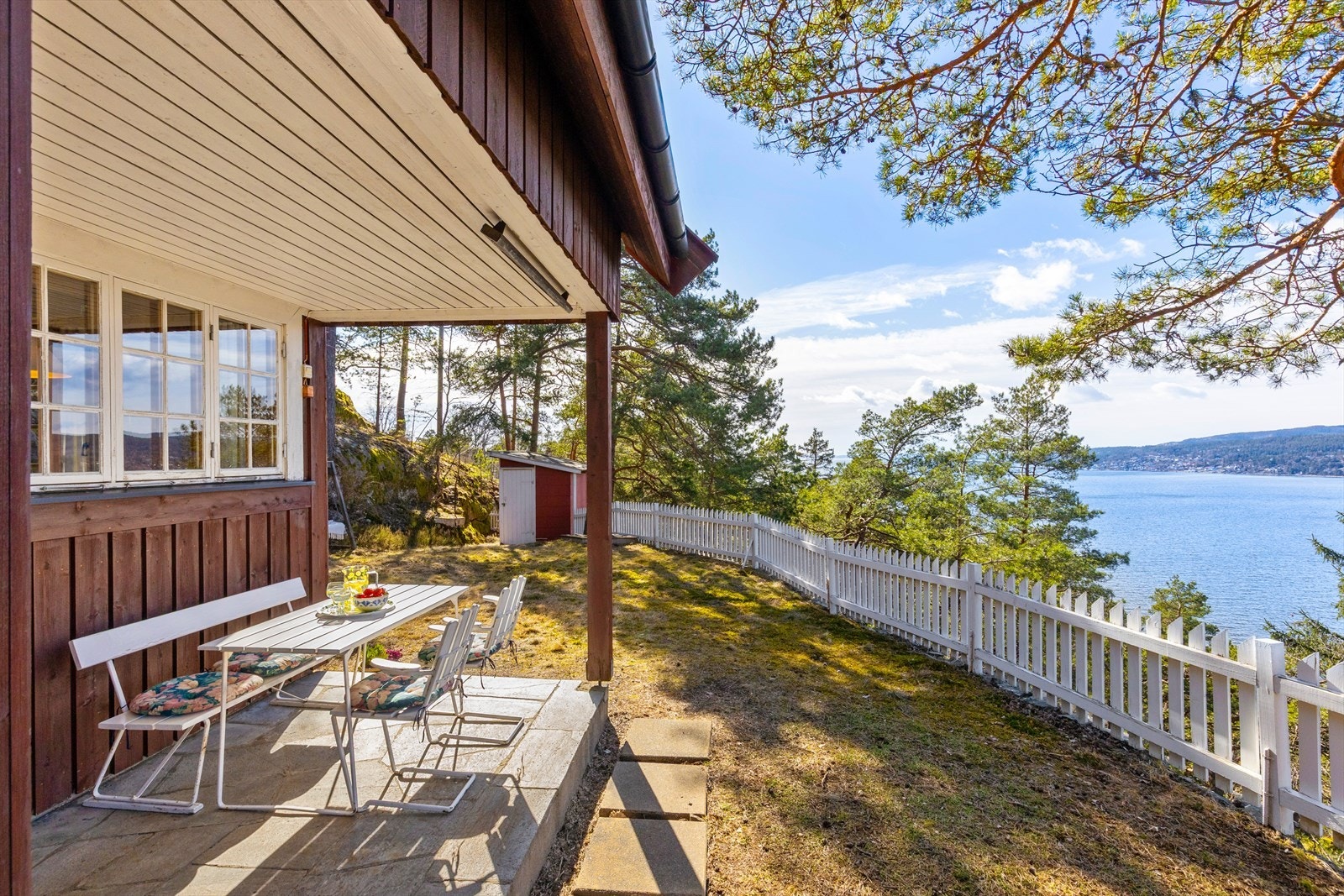 Uteområdet består av en terrasse på ca. 6 kvm og en stor hage som byr på nydelig utsikt og svært gode solforhold. Galleribilde