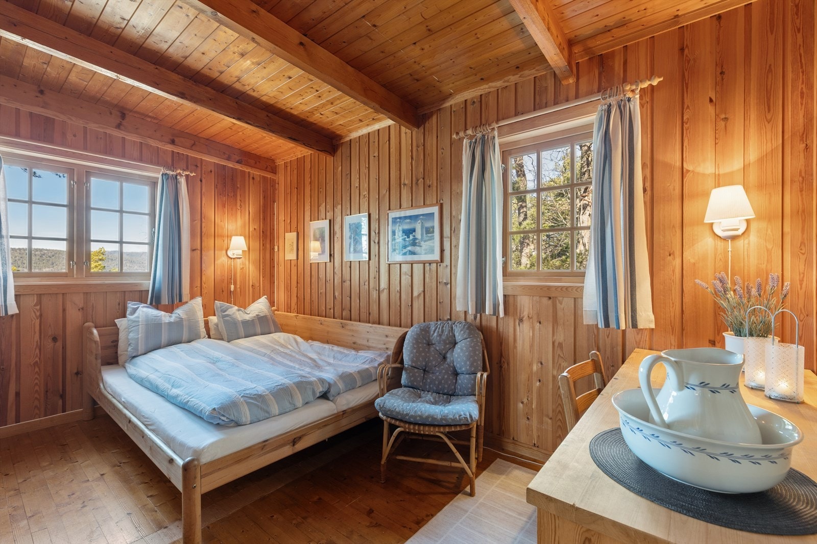 Videre inneholder fritidsboligen tre fine soverom som er praktisk fordelt mellom etasjene Galleribilde