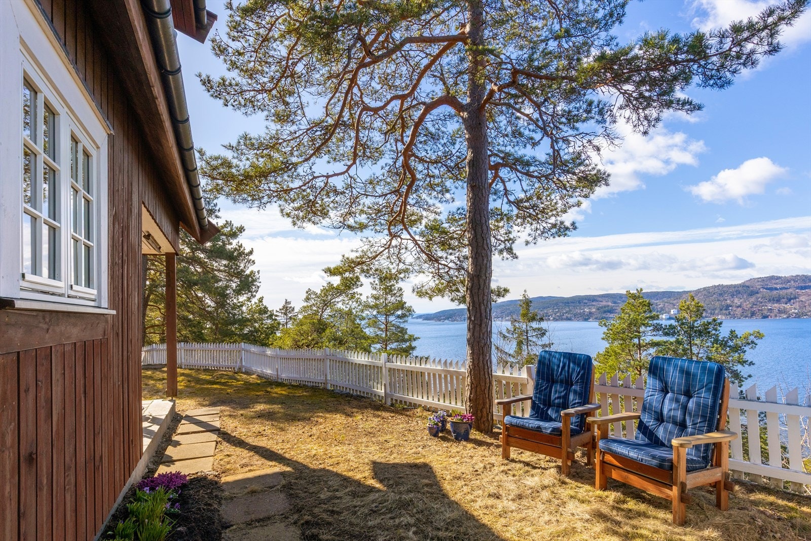Her kan du lene deg tilbake i rolige omgivelser, omringet av natur og med havglimt mellom trærne. Galleribilde