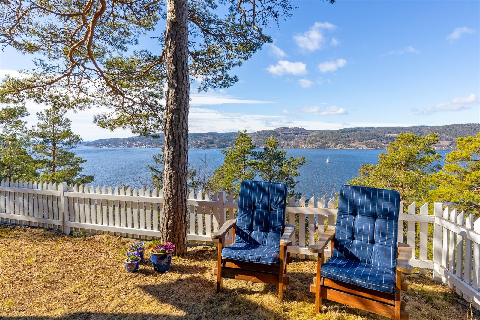 Her kan man nyte rolige dager i idylliske omgivelser, med sjøutsikten som en vakker ramme rundt eiendommen. Galleribilde