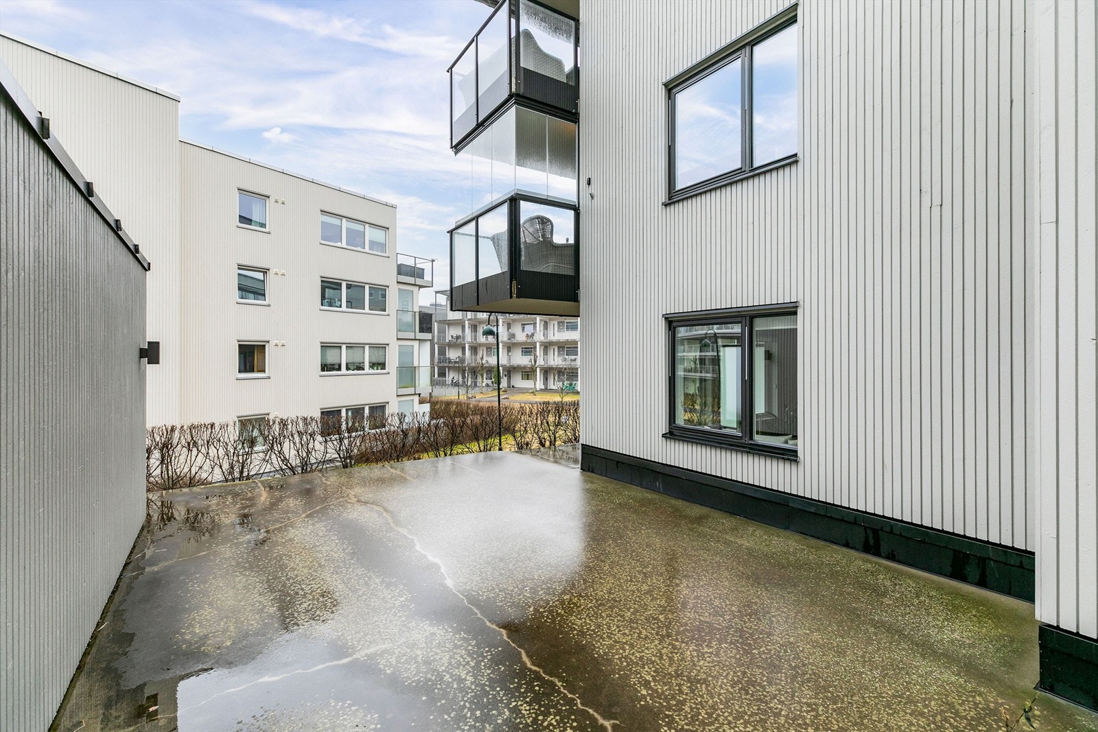 Sommerstid fylles den store terrassen av sol midt på dagen. Lengst syd er solen også utover ettermiddagen.
Fotograf; Børge Oppegård. Galleribilde