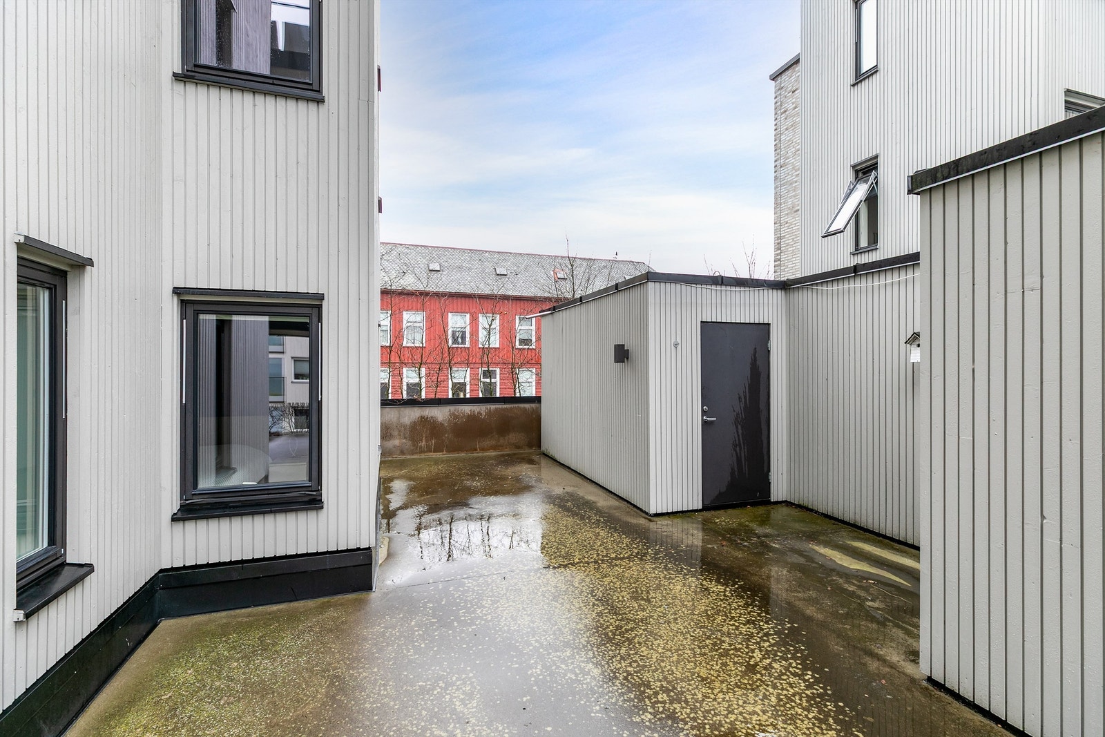 Ute på den store terrassen disponerer leiligheten egen bod på ca. 6 kvm. som er et praktisk sted å lagre blant annet puter og mindre utemøbler. Galleribilde