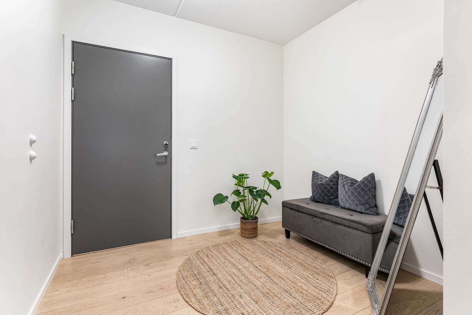 Ytterligere en skyedørsgarderobe eller garderobeskap er det rom for i entreen. Galleribilde