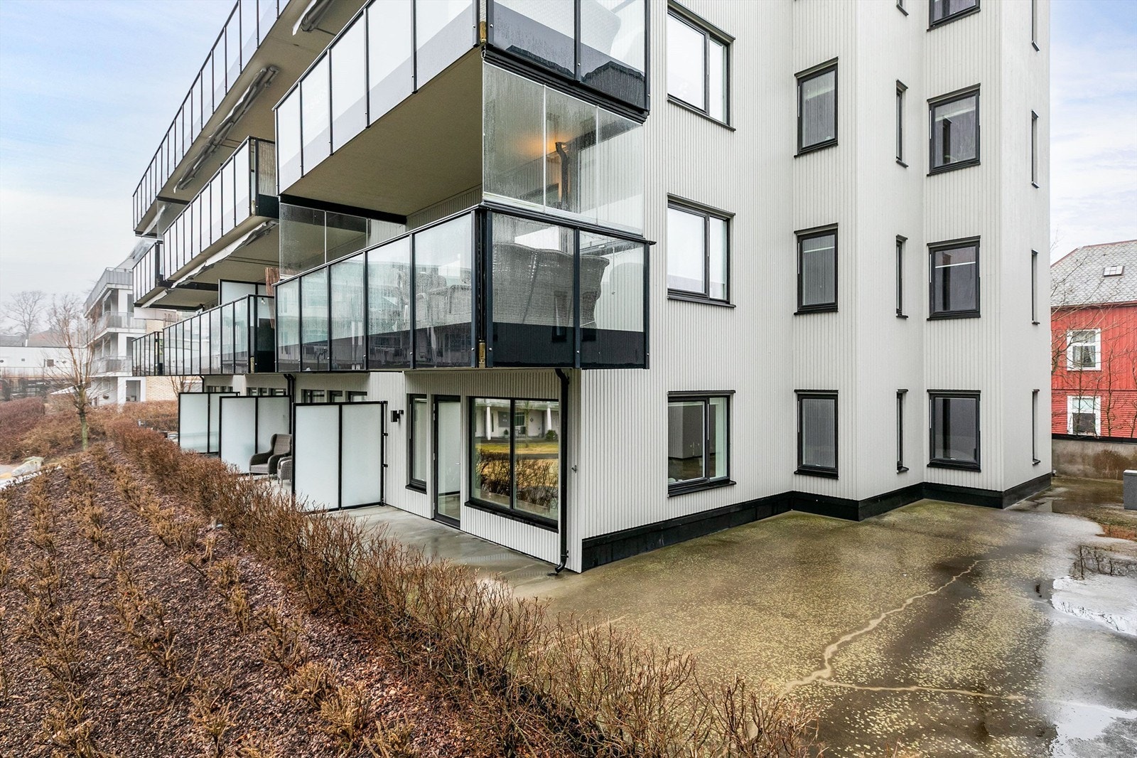 Leiligheten er gjennomgående i enden av første etasje og har egen terrasse på hele 87 kvadratmeter!
Fotograf; Børge Oppegård. Galleribilde