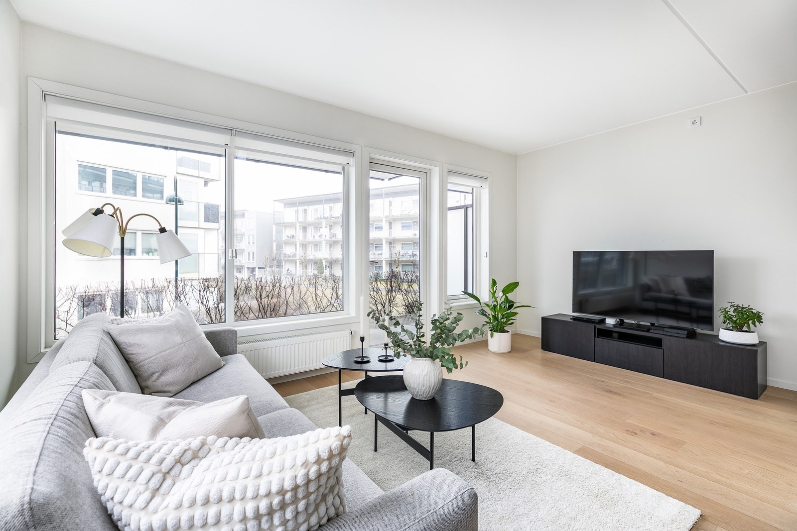 Leiligheten er tilknyttet sentralt varmeanlegg og varmes opp av radiatorer, noe som bidrar til lavt forbruk av strøm. Galleribilde