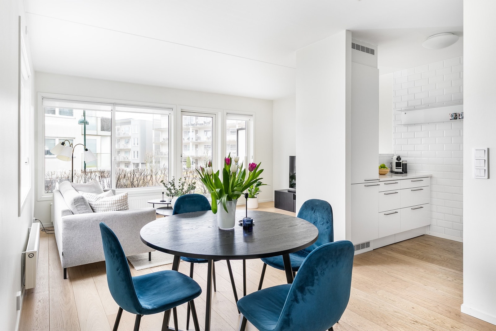 Åpning mot stuen på to sider slipper dagslyset også inn til kjøkkenet. Galleribilde