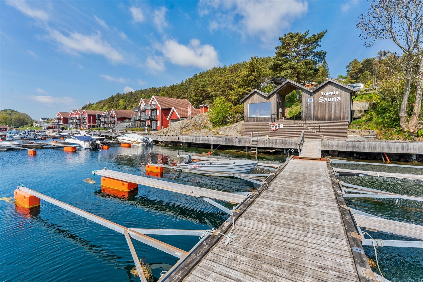 Her har man sauna og bassengområde, samt utleie av båt/kajakk etc Galleribilde