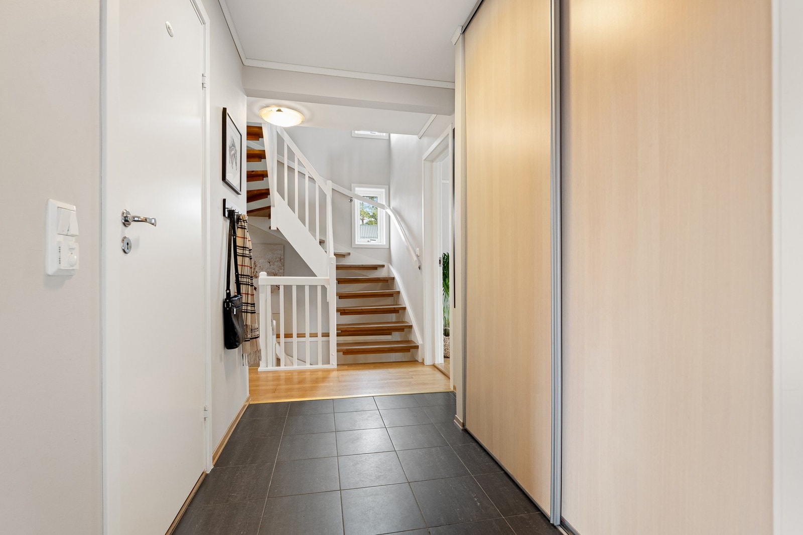 Entré er innredet med skyvedørsgarderboe Galleribilde