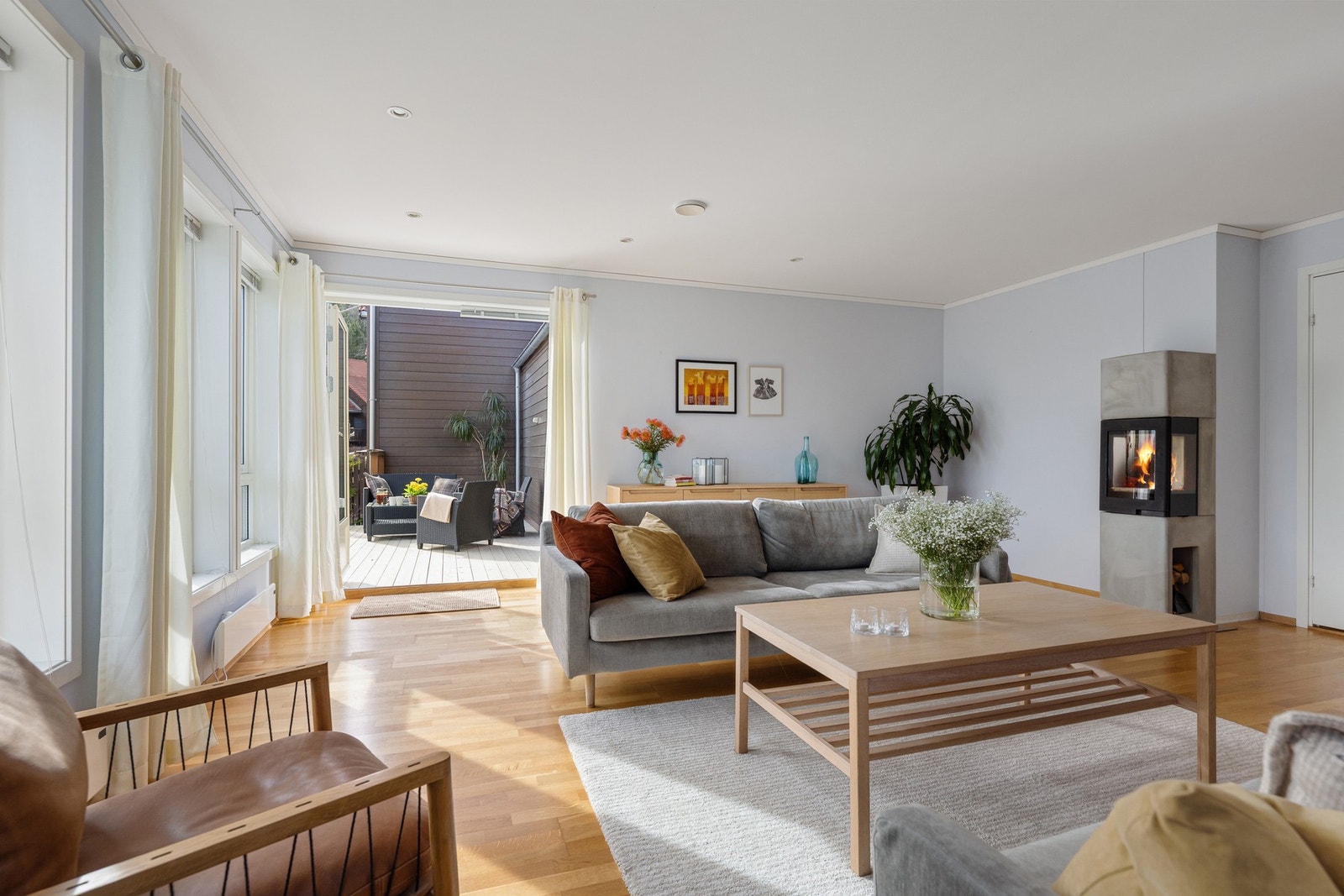 Det er utgang til terrasse og hage Galleribilde