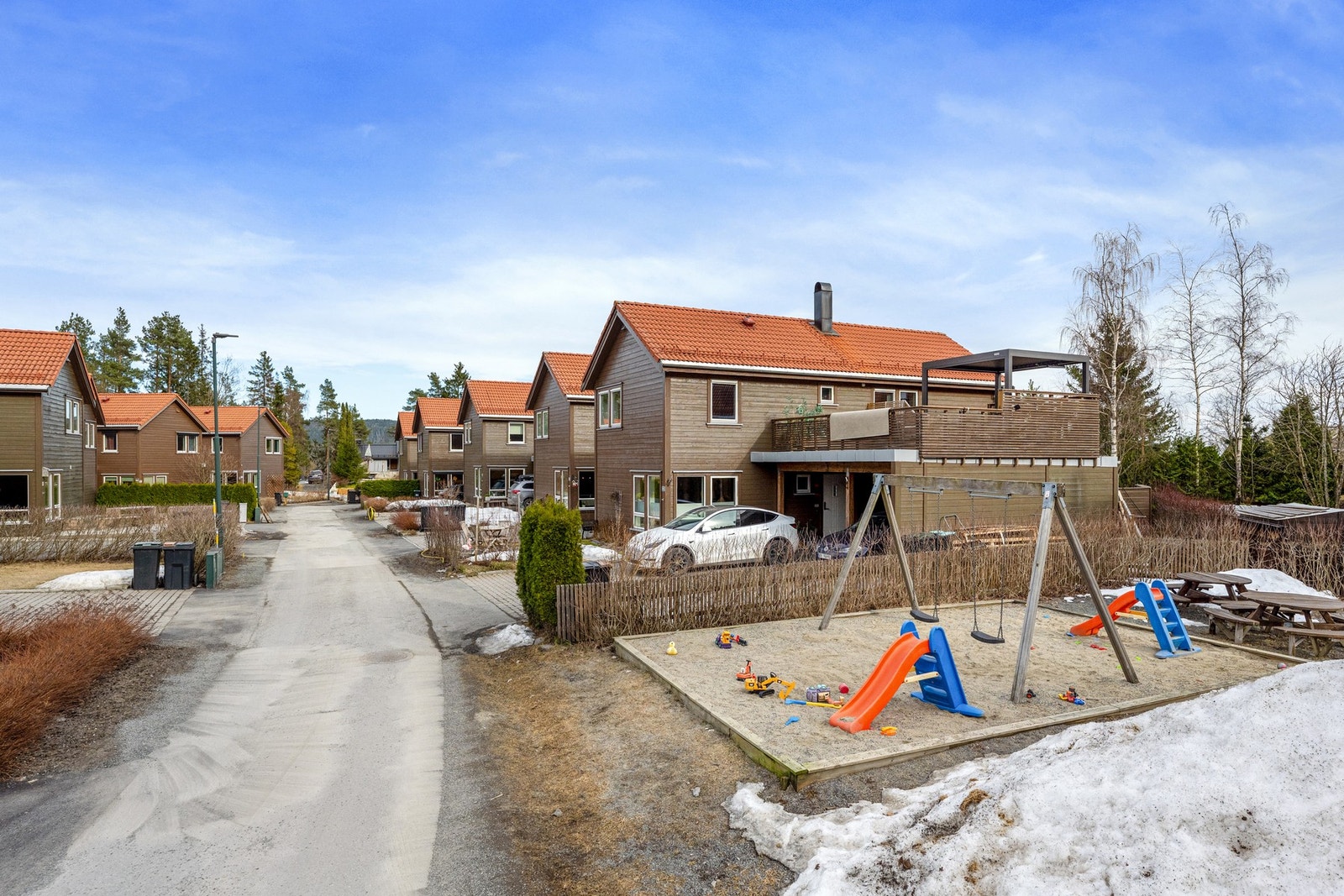 Kjedet enebolig i et barnevennlig område med lekeplass og parkeringsmuligheter Galleribilde