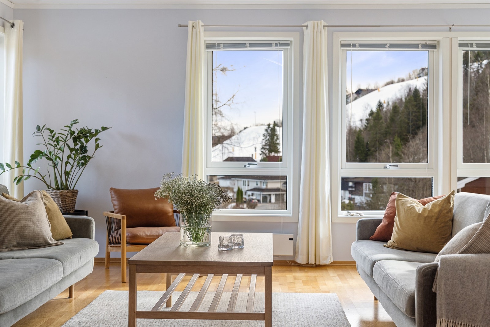 Stuen har store vindusflater som gir rikelig med naturlig lys Galleribilde