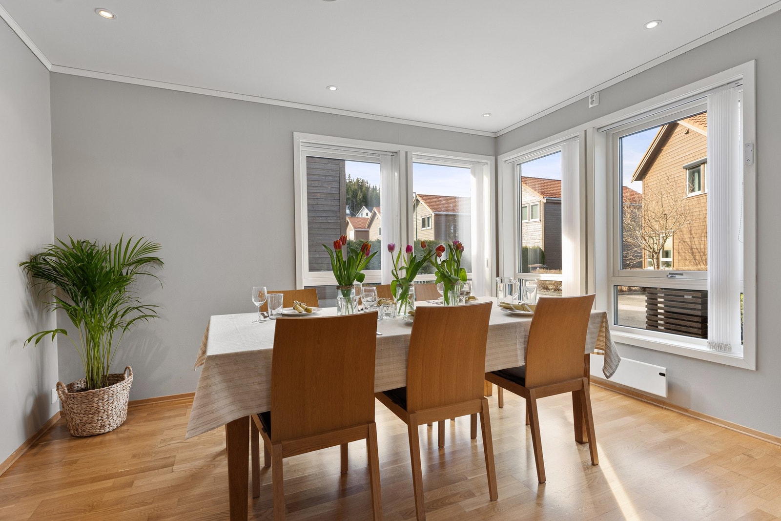 Rommet har god plass til spisebord Galleribilde