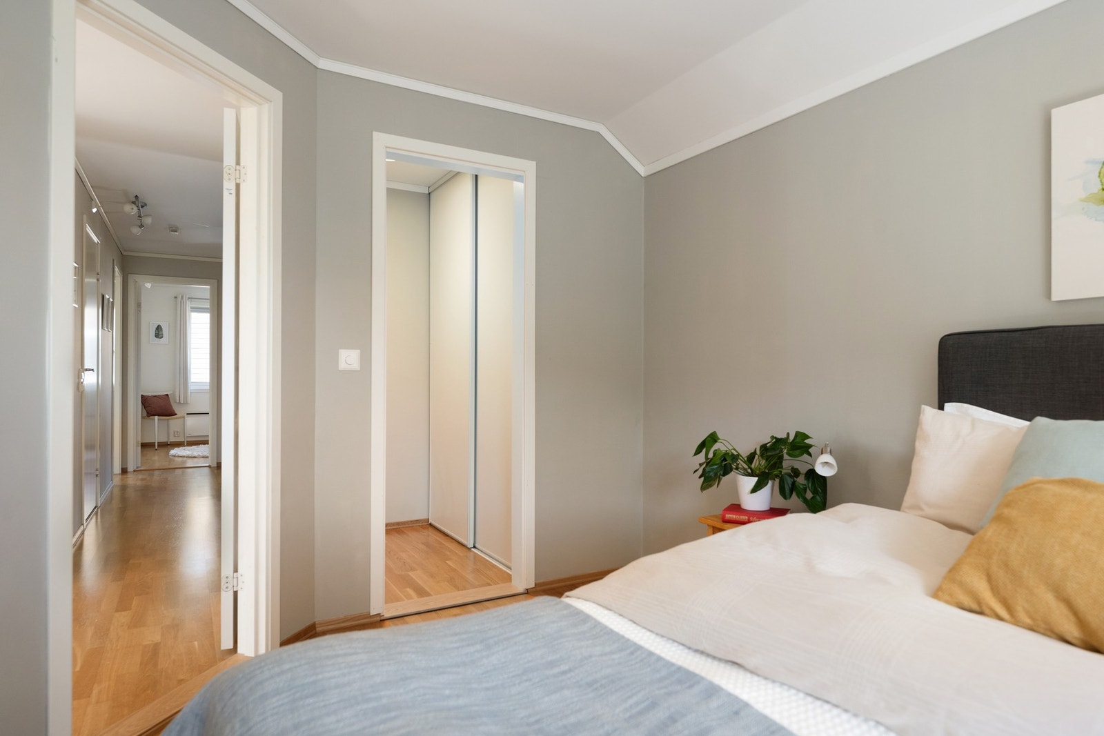 Soverom 1 med eget walk-in-closet med ny garderobe (2025) Galleribilde