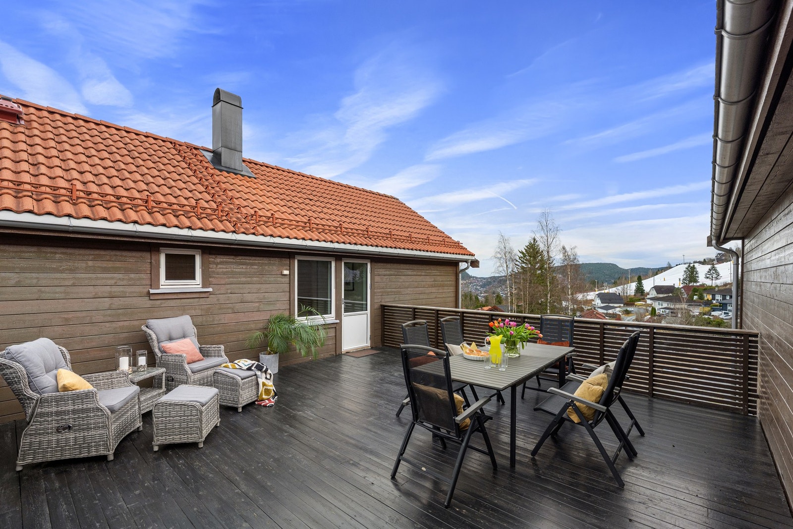 Boligen har i tillegg til terrasse og hage i 1. etasje en solrik og flott takterrasse Galleribilde