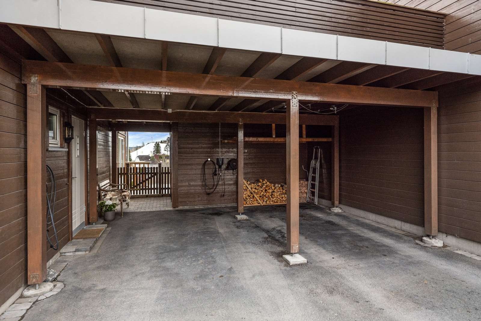 Carport med lagringsloft. Det er montert to ladere til el-bil Galleribilde