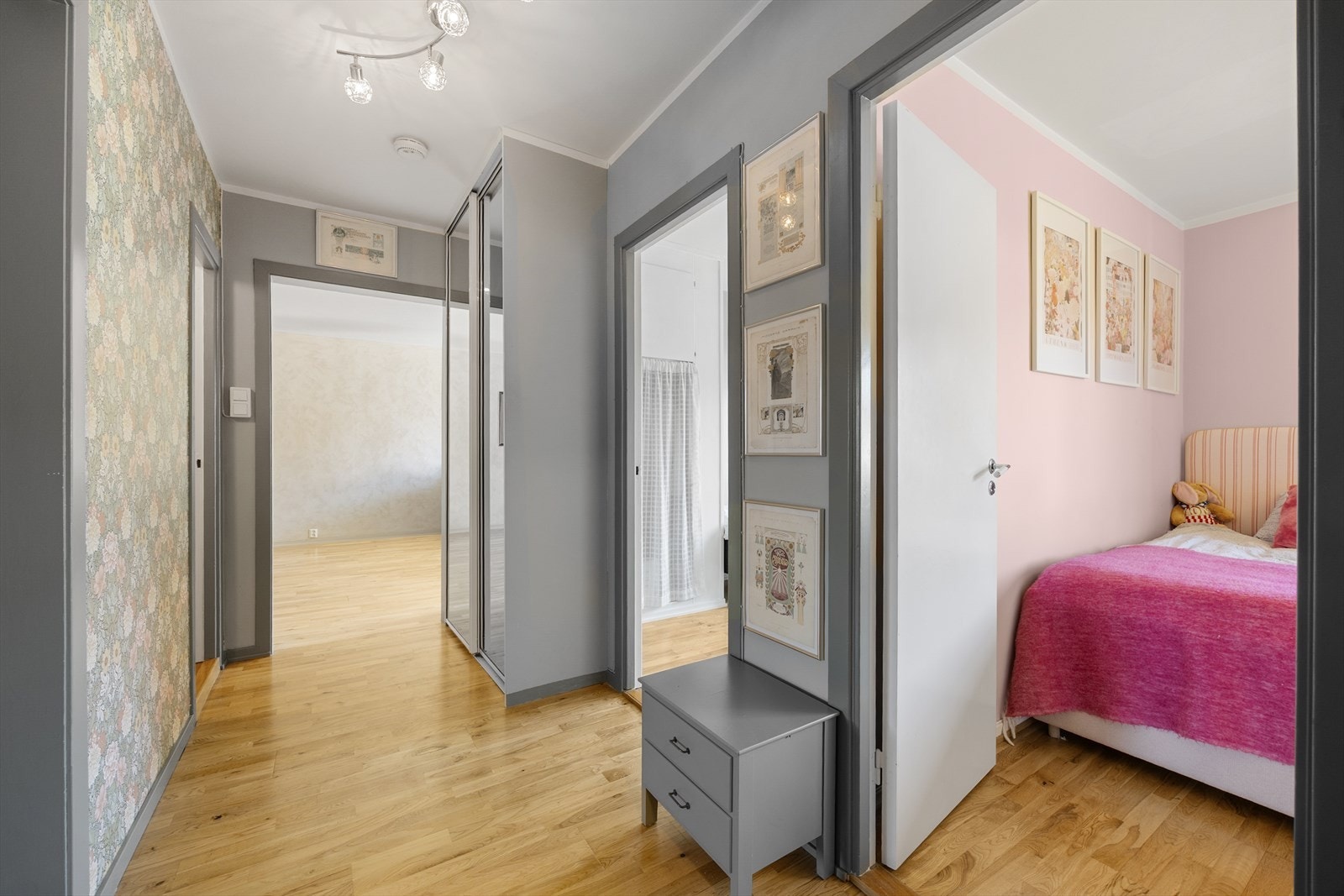 Romslig entré/gang som ønsker velkommen inn i leiligheten! Det er montert dørtelefon for enkelt å slippe besøkende inn. Galleribilde