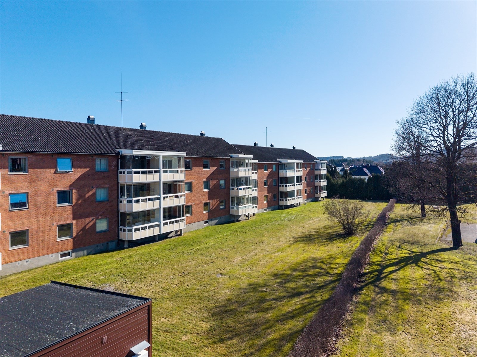 Leiligheten ligger barnevennlig til i 1. etasje og inneholder entre, stue, kjøkken, bad og tre soverom. I tillegg medfølger parkeringsplass i garasje og boder på loft og i kjeller. Galleribilde