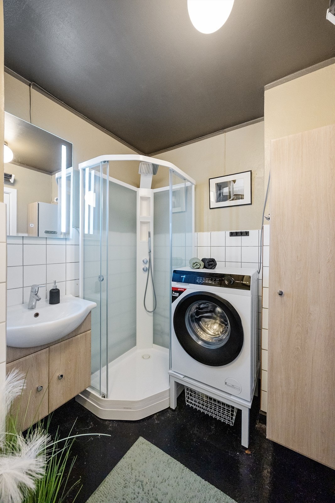 Eldre bad med malt terrazzo på gulv, flis og malt tapet/strie på vegger. Galleribilde