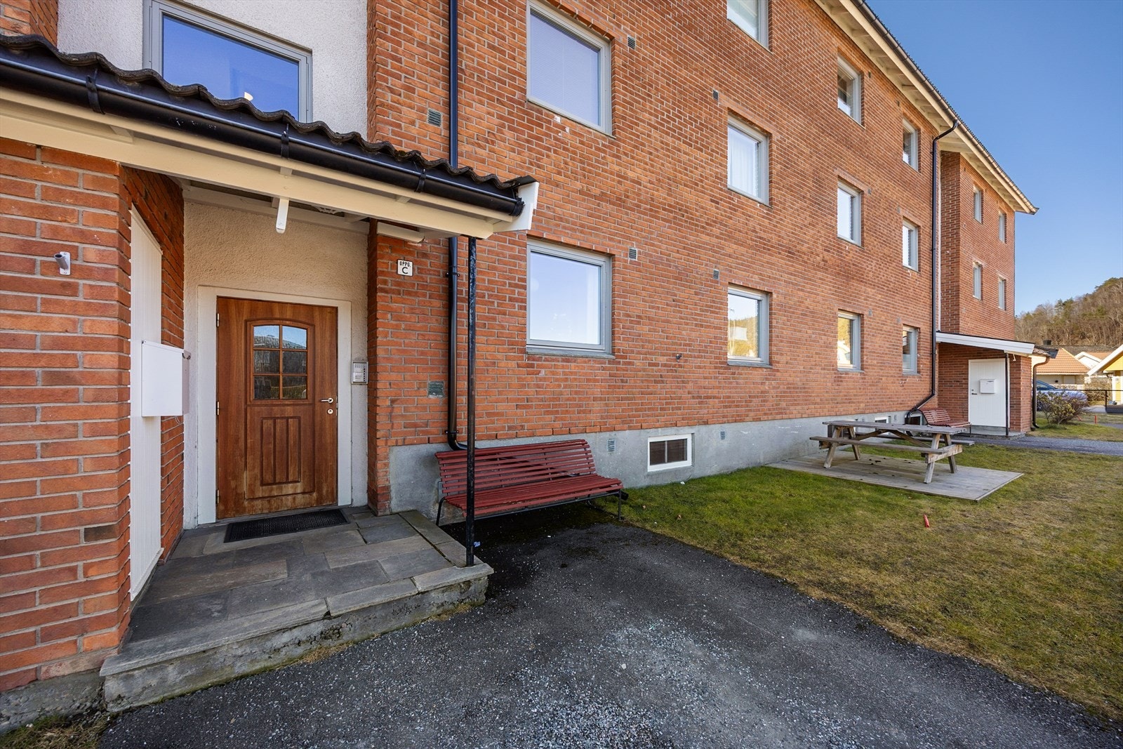I tillegg disponerer boligen en garasje på ca. 16 kvm i felles garasjebygg og tre boder, en bod på 4 kvm på loft og to boder i kjeller på totalt 13 kvm. Galleribilde