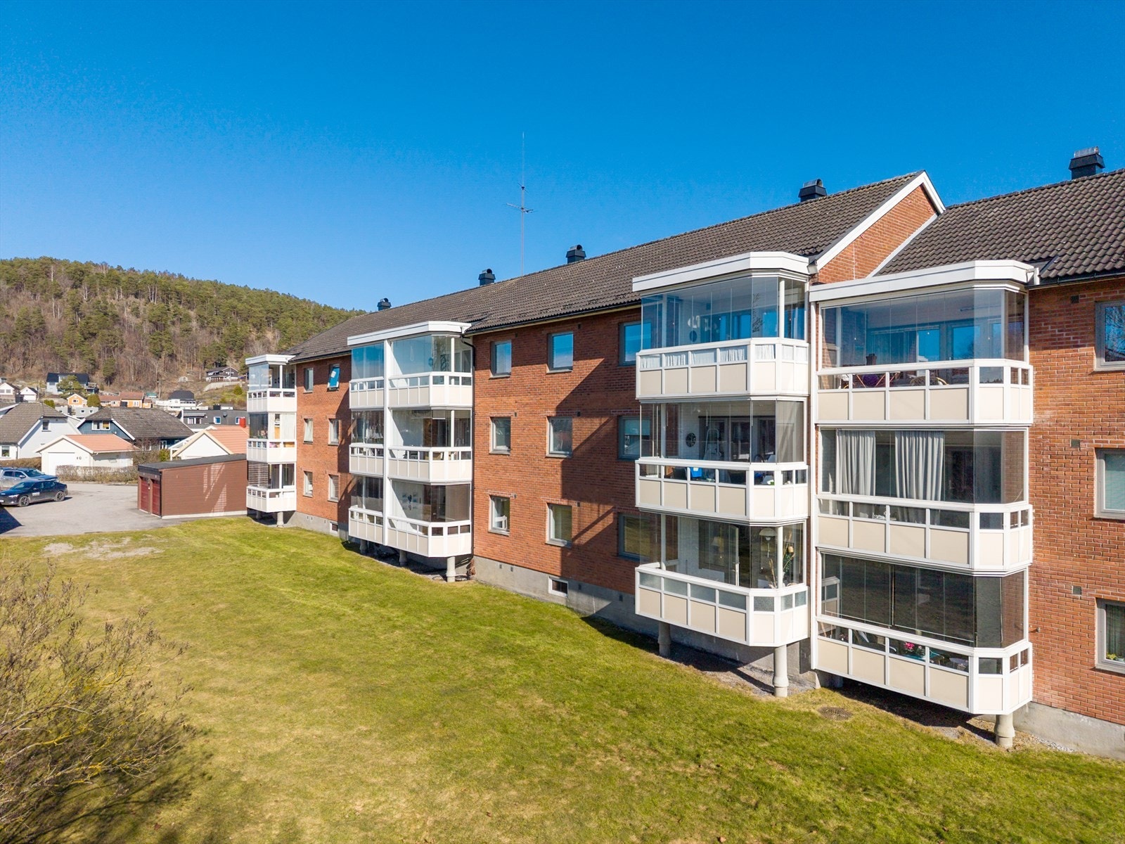 Poppelvegen 8C har en sentrumsnær og attraktiv beliggenhet på Hovenga, som er et av Porsgrunns mest attraktive boligområder. Leiligheten ligger i 1. etasje og har romslig, innglasset balkong. Balkongen vender ut mot stille og rolige grøntarealer. Galleribilde