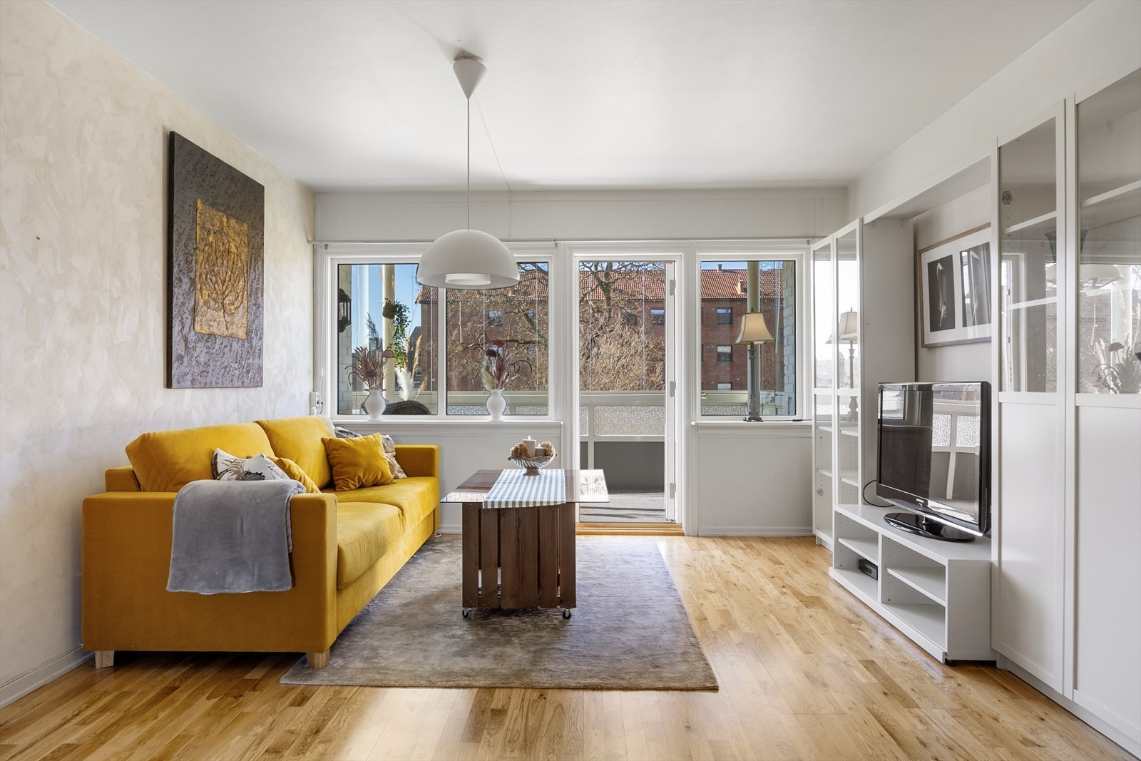 Leiligheten har en lys og pen stue med plass til sofagruppe og mediemøblement. Galleribilde