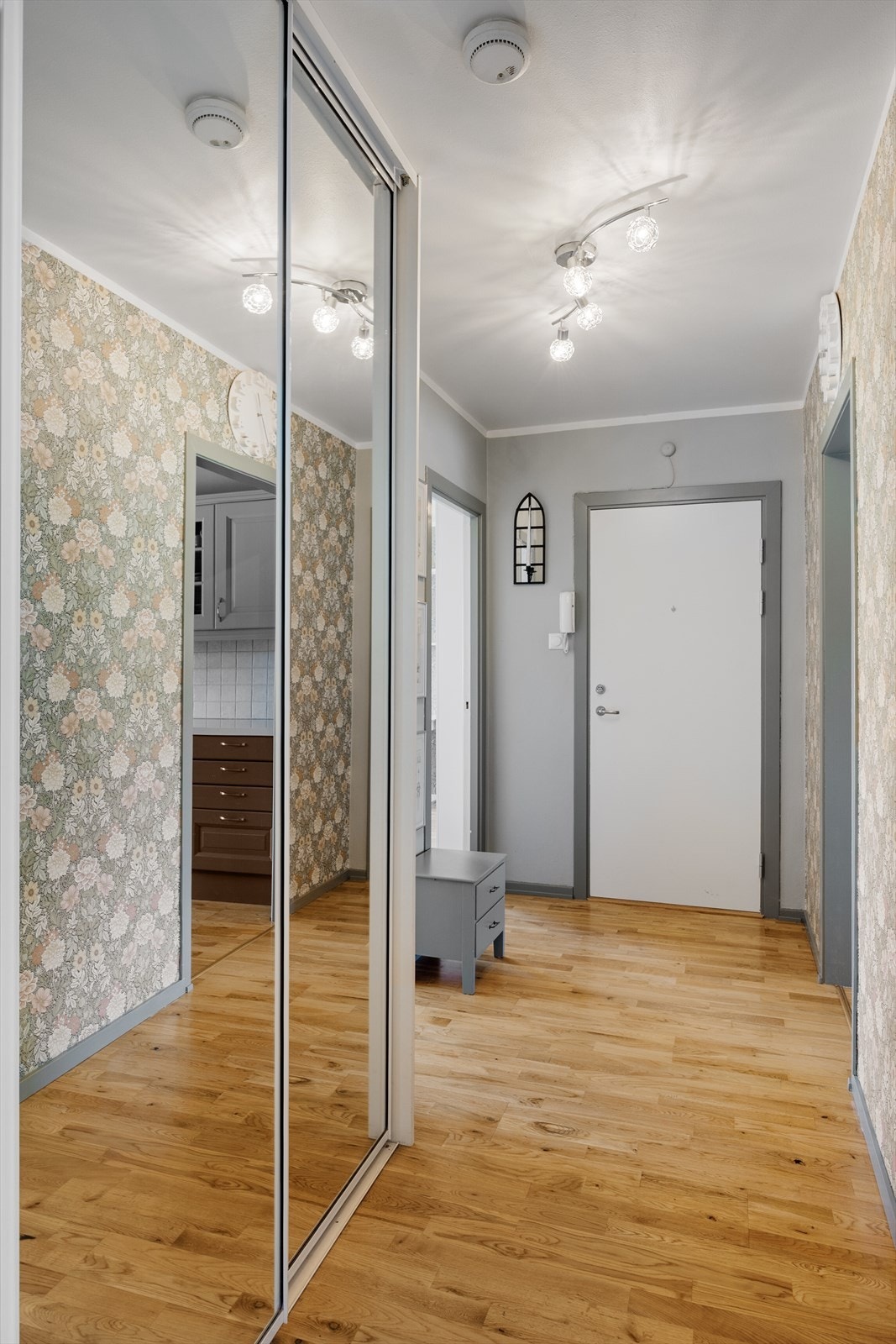 I entre er det god plass til å sette fra seg sko og henge fra seg yttertøy blant annet i skyvedørsgarderobe med speildører. Galleribilde