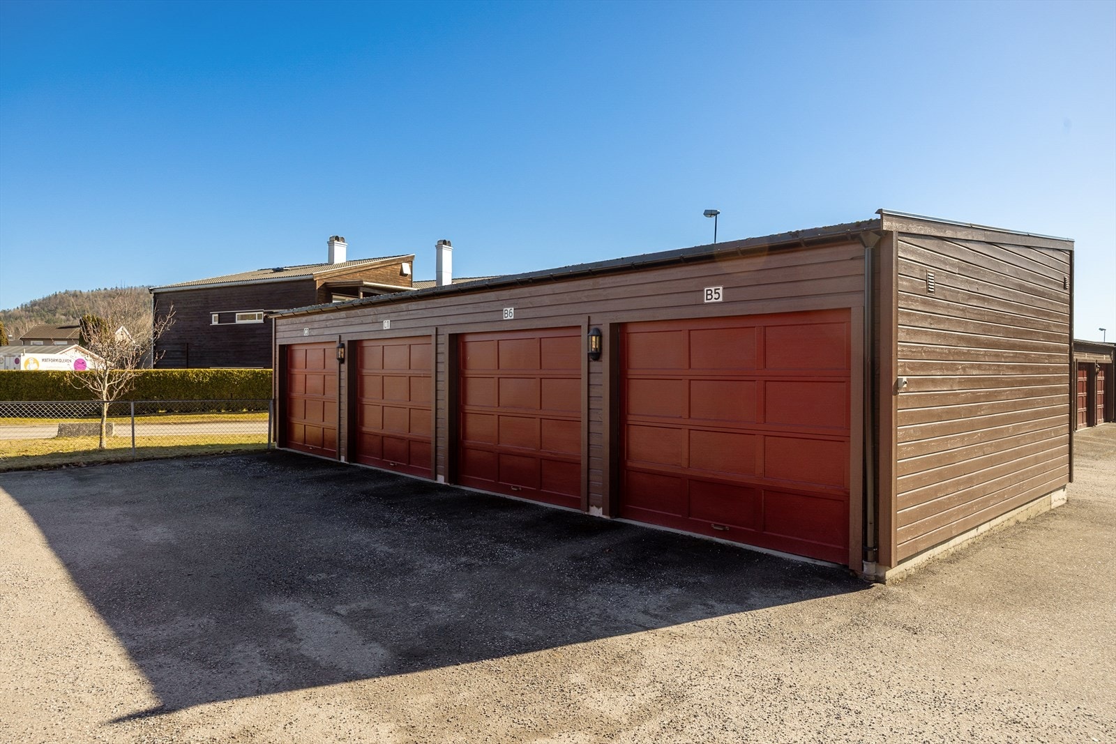 Leiligheten disponerer én biloppstillingsplass i felles garasjerekke oppført på borettslagets tomt. Galleribilde
