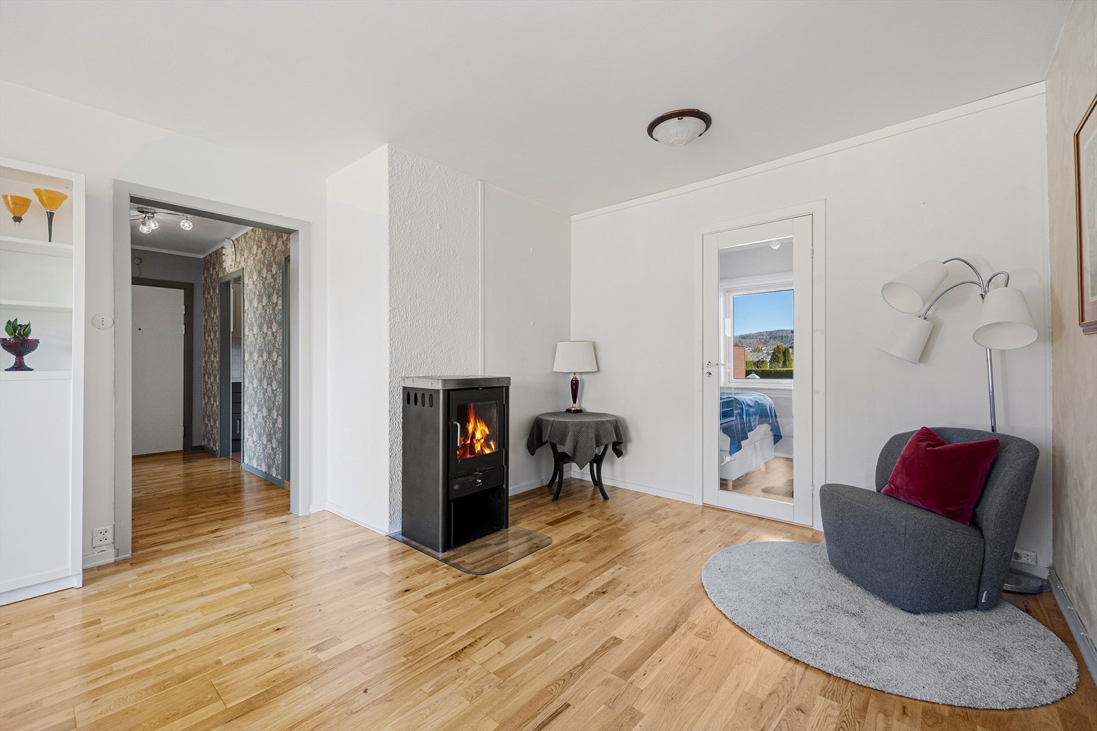 I stuen er det montert vedovn for lun varme på kaldere dager. Galleribilde